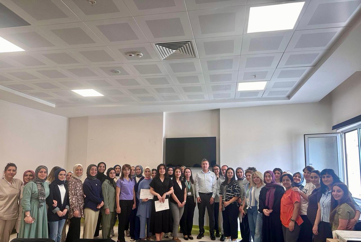 batmanilsaglik's tweet photo. 🔽 Eğitimle Güçlenen Ebelik Hizmetleri

✅ Batman İl Sağlık Müdürlüğümüz tarafından düzenlenen “Ebelik Eğitimlerinin Güçlendirilmesi” programı kapsamında, “Doğal olan normal doğum” temasıyla bir eğitim gerçekleştirilmiştir.

📌 Eğitimde, kamu ve özel hastanelerimizin doğum salonlarında ve travay sürecinde aktif görev alan ebelerimize yönelik kapsamlı bilgiler sunulmuştur.
Program sonunda katılımcılara belgeleri, İl Sağlık Müdürümüz Uzm. Dr. Murat Solmaz tarafından takdim edilmiştir.

📌 Eğitim sürecinde katkı sunan Mardin Artuklu üniversitesinde görev yapan  Dr. Öğr. Üyesi Sibel İçke, Dr. Öğr. Üyesi Yeşim Yeşil ve eğitici eğitmenlerimiz Ayşenur Öter, Tuba Aydemir, Rabia Bozkurt Tiryaki ve Zübeyde Ermiş’e teşekkür ederiz.

#NormalDoğum #EbeEğitimi
#DoğalOlanNormalDoğum