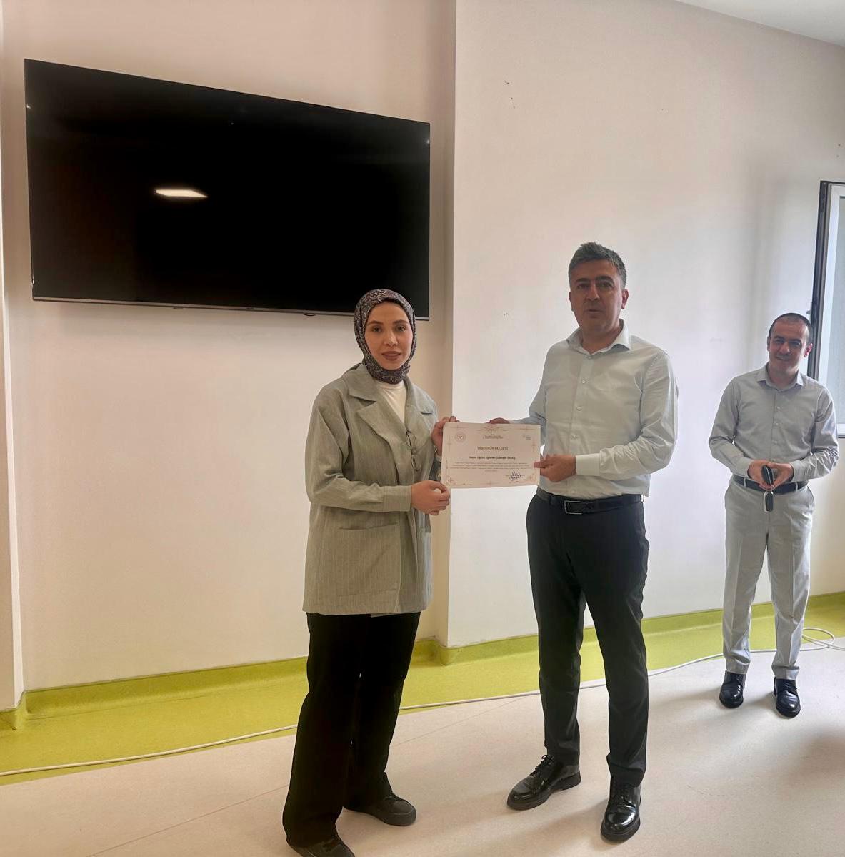 batmanilsaglik's tweet photo. 🔽 Eğitimle Güçlenen Ebelik Hizmetleri

✅ Batman İl Sağlık Müdürlüğümüz tarafından düzenlenen “Ebelik Eğitimlerinin Güçlendirilmesi” programı kapsamında, “Doğal olan normal doğum” temasıyla bir eğitim gerçekleştirilmiştir.

📌 Eğitimde, kamu ve özel hastanelerimizin doğum salonlarında ve travay sürecinde aktif görev alan ebelerimize yönelik kapsamlı bilgiler sunulmuştur.
Program sonunda katılımcılara belgeleri, İl Sağlık Müdürümüz Uzm. Dr. Murat Solmaz tarafından takdim edilmiştir.

📌 Eğitim sürecinde katkı sunan Mardin Artuklu üniversitesinde görev yapan  Dr. Öğr. Üyesi Sibel İçke, Dr. Öğr. Üyesi Yeşim Yeşil ve eğitici eğitmenlerimiz Ayşenur Öter, Tuba Aydemir, Rabia Bozkurt Tiryaki ve Zübeyde Ermiş’e teşekkür ederiz.

#NormalDoğum #EbeEğitimi
#DoğalOlanNormalDoğum