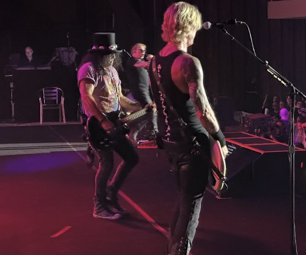 SlashArmyAUT's tweet photo. First shots from the @gunsnroses show in Bahrein😎😁🤘✌️🎩🎸
Photos: @deljamesgang
@axlrose @Slash @DuffMcKagan
#gunsnroses #axlrose #slash #duffmckagan #deljames #bahrein https://t.co/3dUTkLLxBG
