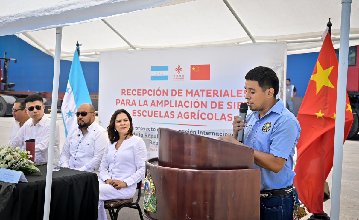Daniel Sponda (@spondadaniel) on Twitter photo El futuro del campo se cultiva con educación.
Hoy, gracias a la relaciones diplomáticas del Gobierno de la Presidenta <a href="/XiomaraCastroZ/">Xiomara Castro de Zelaya</a>, con el gobiernos de China Popular recibimos una importante dotación de materiales para la ampliación y fortalecimiento de las Escuelas El futuro del campo se cultiva con educación.
Hoy, gracias a la relaciones diplomáticas del Gobierno de la Presidenta <a href="/XiomaraCastroZ/">Xiomara Castro de Zelaya</a>, con el gobiernos de China Popular recibimos una importante dotación de materiales para la ampliación y fortalecimiento de las Escuelas