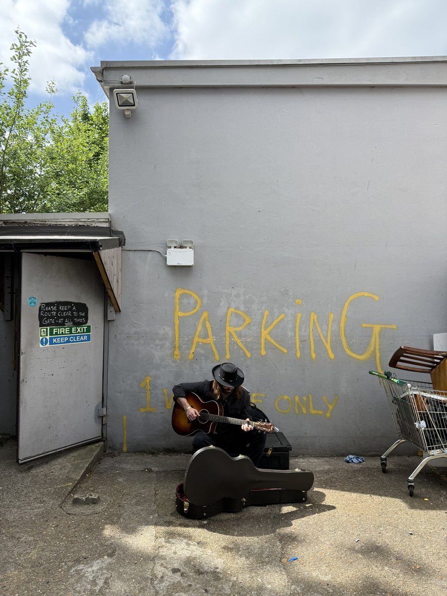 CJSolar's tweet image. A little behind the scenes traveling through London to get to the @halfmoonputney on Sunday! Has been such a fun trip here in the UK so far! Excited for the last few shows at Rodeo’s in Wolverhampton Wednesday night and @buckleandboots in Manchester this weekend!