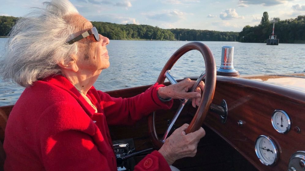 Hace unos días, murió una de las berlinesas más famosas de la ciudad.

Se llamaba Margot Friedländer y tenía 104 años.

Hace cuatro años le hice un hilo para celebrar sus 100 años. 

Hoy lo rescato para volver a conocer su vida única.