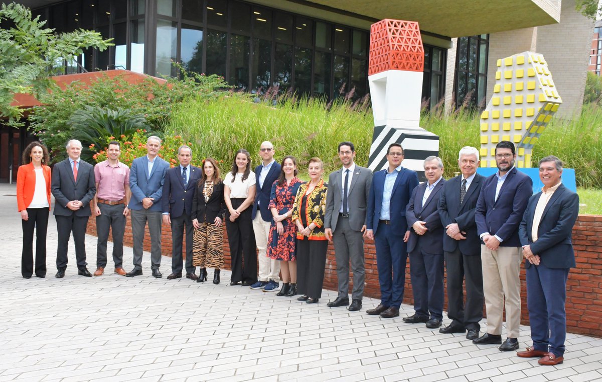 Embajada de EE.UU. (@laembajada) on Twitter photo Nos reunimos con destacados líderes paraguayos becarios de <a href="/EF_Fellows/">Eisenhower Fellowships</a> para fortalecer los lazos entre nuestros países. Su compromiso con el desarrollo y la innovación es inspiración para construir juntos un futuro más próspero. Nos reunimos con destacados líderes paraguayos becarios de <a href="/EF_Fellows/">Eisenhower Fellowships</a> para fortalecer los lazos entre nuestros países. Su compromiso con el desarrollo y la innovación es inspiración para construir juntos un futuro más próspero.