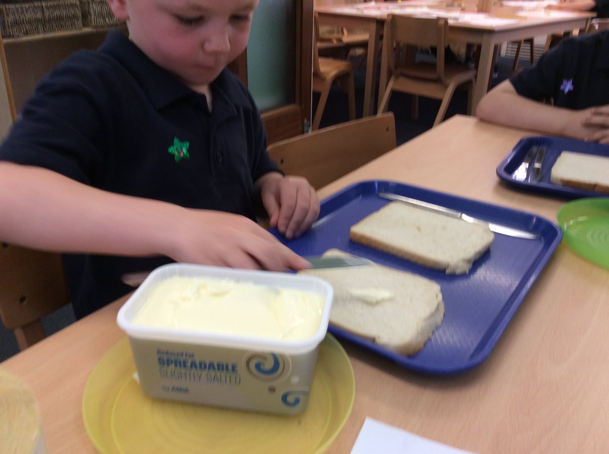 FlushdykeClass1's tweet photo. We finished our day with making delicious honey sandwiches! #WorldBeeDay #EYFS https://t.co/lB5gAcopmT