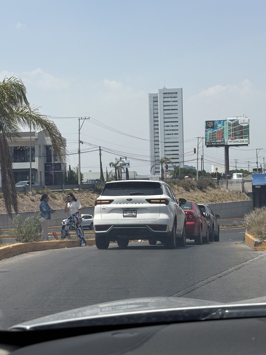 PSeof's tweet image. 3 vehículos entorpeciendo la bajada hacia la atlixcayotl por la lateral de lomas , ocasionando un caos vial en plena hora pico y nadie las mueve de ahí 🤬🤬 choque insignificante  @carlosmartinh