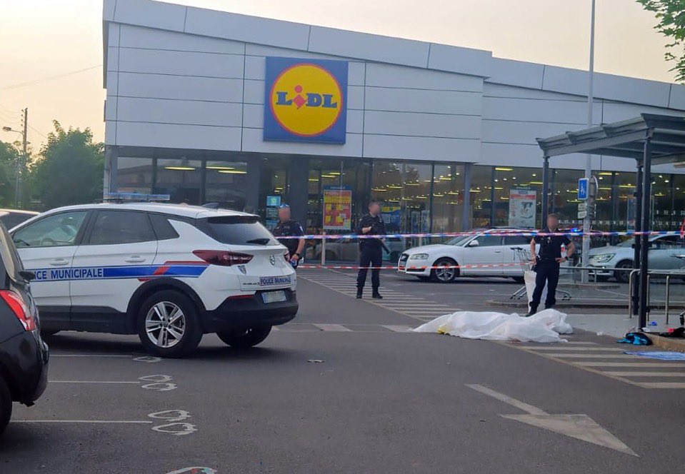 SirenesFR's tweet photo. 🔴 ALERTE INFO | Un adolescent de 14 ans vient d'être TUÉ d’un coup de HACHE à la gorge devant le Lidl de Nogent-sur-Oise. #NogentSurOise https://t.co/nBGCnBqjUe