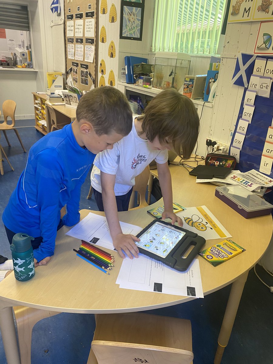 lussprimary's tweet image. Today is World Bee Day 🐝! Bees are tiny heroes that pollinate 75% of the world crops . We are doing our best to help them by getting a hive and planting sunflowers for them . We’ve also been making honey sandwiches and bee biscuits and writing poems about bees 🐝
@worldbeeday