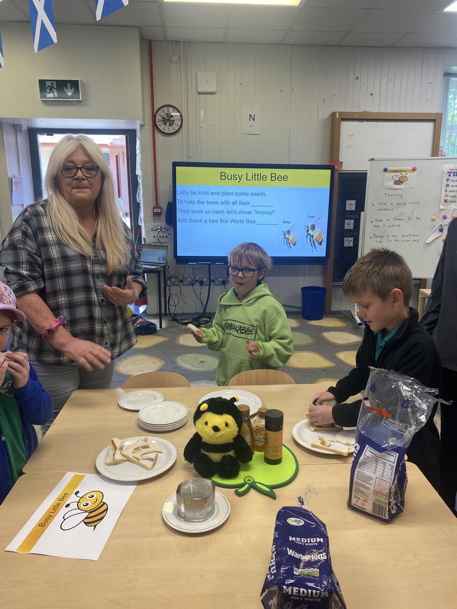 lussprimary's tweet image. Today is World Bee Day 🐝! Bees are tiny heroes that pollinate 75% of the world crops . We are doing our best to help them by getting a hive and planting sunflowers for them . We’ve also been making honey sandwiches and bee biscuits and writing poems about bees 🐝
@worldbeeday