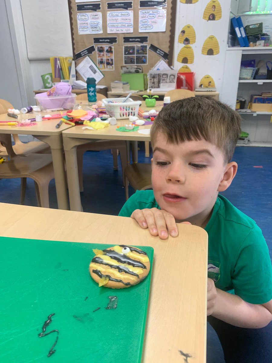 lussprimary's tweet image. Today is World Bee Day 🐝! Bees are tiny heroes that pollinate 75% of the world crops . We are doing our best to help them by getting a hive and planting sunflowers for them . We’ve also been making honey sandwiches and bee biscuits and writing poems about bees 🐝
@worldbeeday