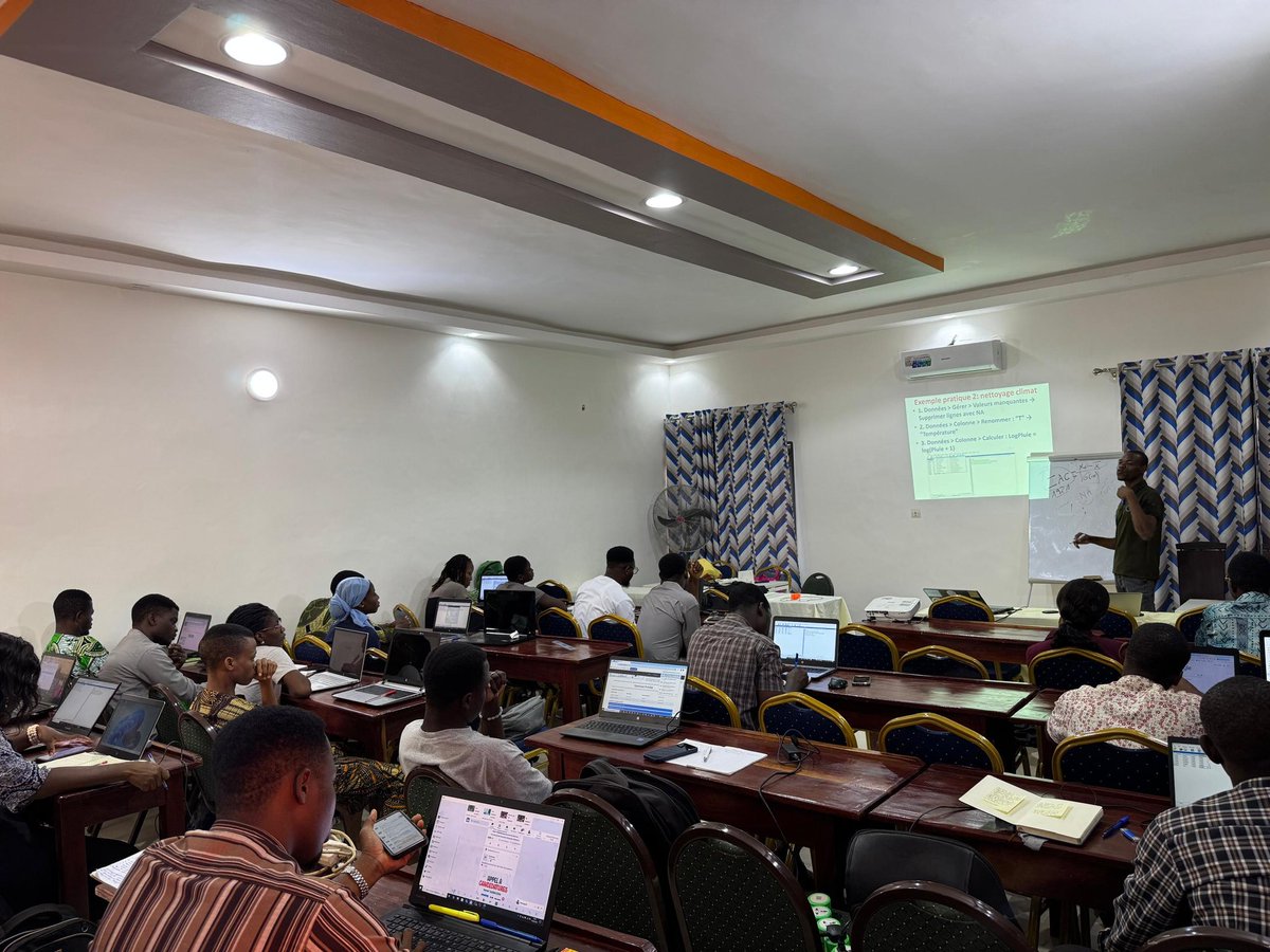 Icpbong's tweet photo. Lancement réussi à Abomey-Calavi de la formation pratique en analyse de données hydroclimatiques organisée par l’ICPB-ONG ! Merci aux participants pour leur engagement. Cap sur plusieurs jours de sessions interactives !
#ICPB #Formation #Climat #DonnéesHydroclimatiques https://t.co/yNAQ09HrDh