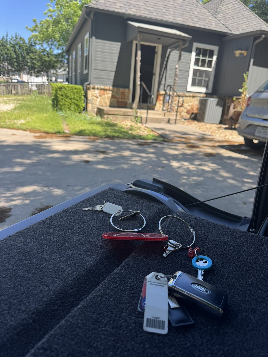 BethanyaWill's tweet image. Some people carry briefcases. I carry keys—lots of them. 🗝️
Each one unlocks more than a door—it opens new chapters, fresh starts, and future dreams.
Handing over hope today in Rockwall. #CommercialRealEstate #KeysToTheFuture #RockwallTX #ridgepointe