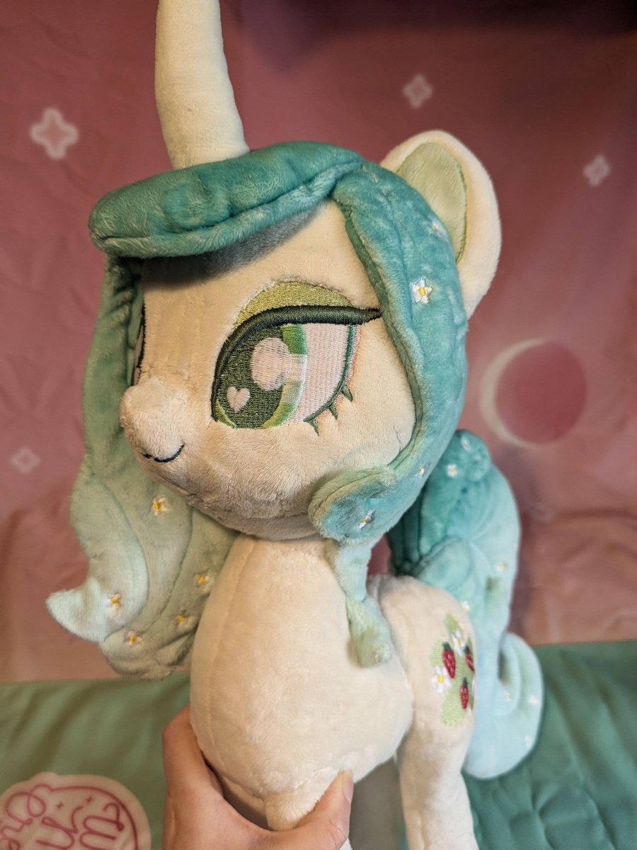 LimeyPi's tweet photo. Large plush commission for @/Stra.wberrydaze over on instar here she is all finished! 
once again credit to @NazFX_Studios for the base pony pattern 🦄✨ https://t.co/4KQEkVEOCa
