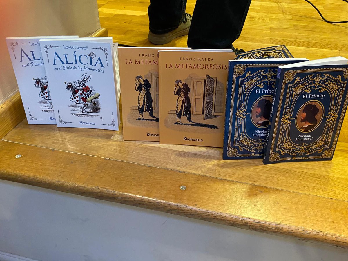 LoRatPenat_'s tweet photo. 📚Lo Rat Penat presenta tres clàssics de la lliteratura universal traduïts al valencià per Edicions Mosseguello

🦇La sèu de Lo Rat Penat ha acollit este dimarts, 20 de maig, un emotiu acte de presentació de tres obres mestres de la lliteratura universal, per primera volta disponibles en llengua valenciana gràcies al treball d' @EdMosseguello, el Rogle Constantí Llombart, aixina com un equip de colaboradors.

👥Pau Giner Bayarri, membre de la Junta de Govern de Lo Rat Penat, ha presentat l'acte d'estes tres joyes de la lliteratura universal traduïdes a la nostra llengua valenciana:
La Metamorfosis, de Franz Kafka, Alícia en el país de les maravelles, de Lewis Carroll i El Príncip, de Nicolau Maquiavel.

🗣️L'acte ha escomençat en una conferència de Miquel Àngel Lledó, doctor en Filologia Valenciana, Acadèmic de número de la @RACValenciana, membre de la Secció de Llengua i Lliteratura de la RACV, professor de l'Escola Oficial d’Idiomes i autor de diverses publicacions internacionals sobre la autoctonia de la llengua valenciana.

🔵🔴🟡El Dr. Lledó ha parlat en la mateixa sobre l'importància de les traduccions en les llengües minorisades i la necessitat d'un model llingüístic propi per als valencians.

➡️A continuació, ha tengut lloc una taula redona en els equips de traducció i l'editorial, a on s'ha debatut el procés de traslladar els matisos de cada clàssic al valencià i els criteris de selecció de les obres presentades, participant activament en esta, Lluís Gómez i Juli Moreno.

🦇L'acte ha contat en destacats  valencianistes entre els assistents, entre el que es trobava Claudio Chaqués, vicepresident de Lo Rat Penat.

👏Lo Rat Penat vol agrair a Edicions Mosseguello la seua valentia editorial i la seua aposta decidida per la normalisació del valencià en proyectes d'esta envergadura. Igualment, traslladem el nostre reconeiximent al Rogle Constantí Llombart i a tots els que han colaborat en les traduccions, pel seu impagable treball, que permet que els valencians puguen gojar d'estos texts en la seua llengua.