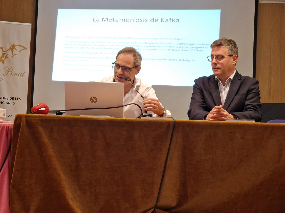 LoRatPenat_'s tweet photo. 📚Lo Rat Penat presenta tres clàssics de la lliteratura universal traduïts al valencià per Edicions Mosseguello

🦇La sèu de Lo Rat Penat ha acollit este dimarts, 20 de maig, un emotiu acte de presentació de tres obres mestres de la lliteratura universal, per primera volta disponibles en llengua valenciana gràcies al treball d' @EdMosseguello, el Rogle Constantí Llombart, aixina com un equip de colaboradors.

👥Pau Giner Bayarri, membre de la Junta de Govern de Lo Rat Penat, ha presentat l'acte d'estes tres joyes de la lliteratura universal traduïdes a la nostra llengua valenciana:
La Metamorfosis, de Franz Kafka, Alícia en el país de les maravelles, de Lewis Carroll i El Príncip, de Nicolau Maquiavel.

🗣️L'acte ha escomençat en una conferència de Miquel Àngel Lledó, doctor en Filologia Valenciana, Acadèmic de número de la @RACValenciana, membre de la Secció de Llengua i Lliteratura de la RACV, professor de l'Escola Oficial d’Idiomes i autor de diverses publicacions internacionals sobre la autoctonia de la llengua valenciana.

🔵🔴🟡El Dr. Lledó ha parlat en la mateixa sobre l'importància de les traduccions en les llengües minorisades i la necessitat d'un model llingüístic propi per als valencians.

➡️A continuació, ha tengut lloc una taula redona en els equips de traducció i l'editorial, a on s'ha debatut el procés de traslladar els matisos de cada clàssic al valencià i els criteris de selecció de les obres presentades, participant activament en esta, Lluís Gómez i Juli Moreno.

🦇L'acte ha contat en destacats  valencianistes entre els assistents, entre el que es trobava Claudio Chaqués, vicepresident de Lo Rat Penat.

👏Lo Rat Penat vol agrair a Edicions Mosseguello la seua valentia editorial i la seua aposta decidida per la normalisació del valencià en proyectes d'esta envergadura. Igualment, traslladem el nostre reconeiximent al Rogle Constantí Llombart i a tots els que han colaborat en les traduccions, pel seu impagable treball, que permet que els valencians puguen gojar d'estos texts en la seua llengua.