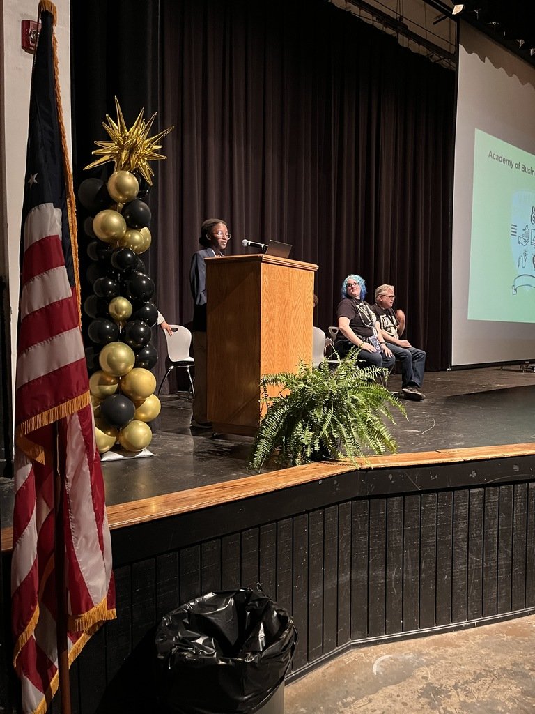 RHS_Senators's tweet image. Nearly 250 freshman students attended the Robinson High Pledge to Graduate ceremony on Tuesday, May 20, 2025. These students made the pledge to commit to education and ultimately graduate as part of the Academies of Central Arkansas.
#academiesofpcssd
#academiesofjoetrobinson