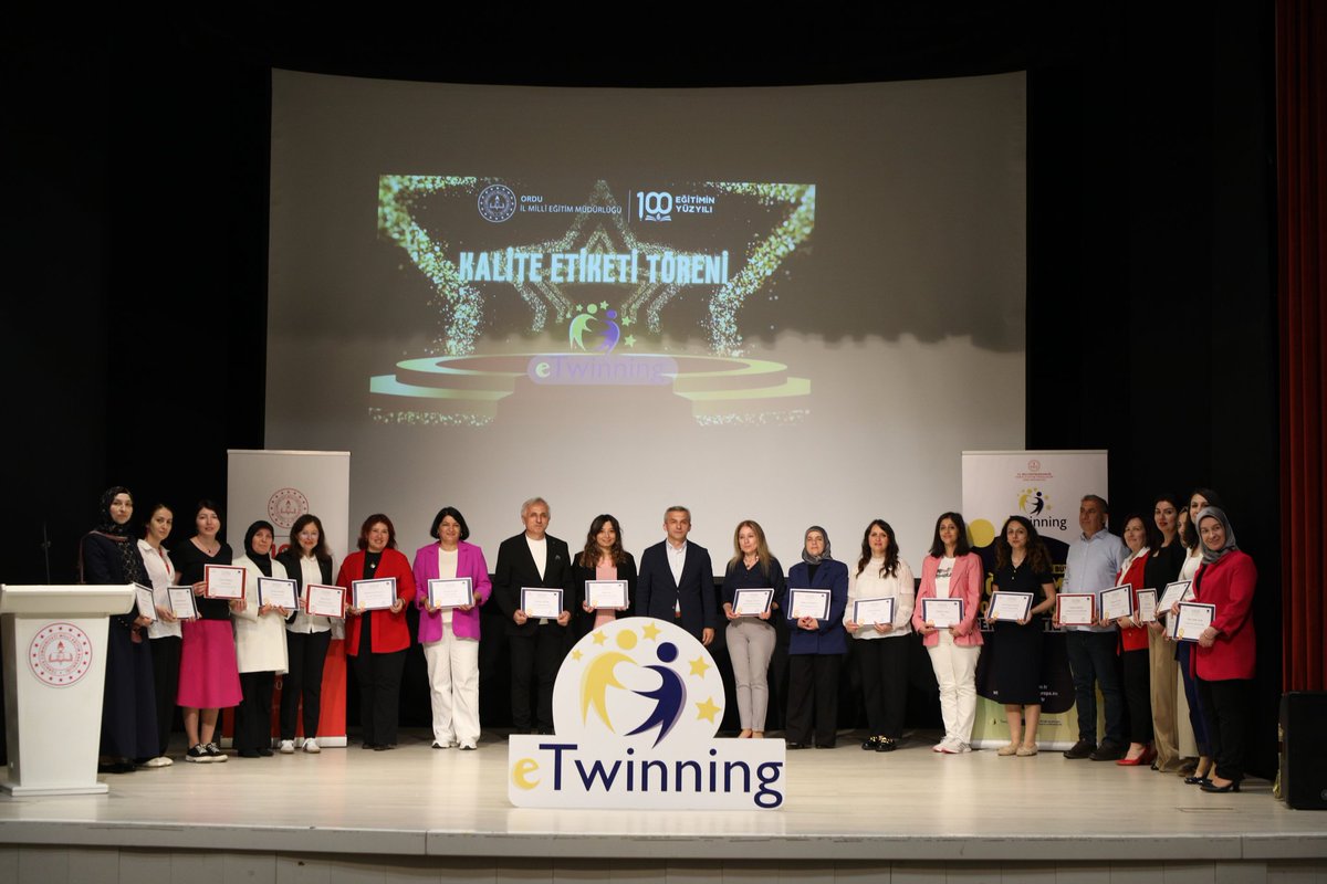2024 yılı eTwinning Kalite Etiketi Ödül Töreni Kültür Merkezinde gerçekleştirildi. Müdürümüz ve Öğretmenlerimiz  eTwinning Kalite Etiketi ödüllerini aldılar. Başarılarından dolayı Müdür ve öğretmenlerimizi tebrik ediyor, programın hazırlanmasında emeği geçenlere teşekkür ederiz.