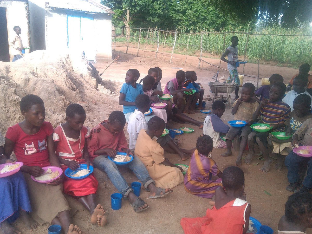 orphansofuganda's tweet photo. In 2009, this was our home and life was too challenging to extent that we lost some of our friends in that challenging lifestyle. But things have come on changing up to when we adopted to Bitcoin.
#lifechanger #Giveback #Bitcoinstories https://t.co/r7lciiJaBN
