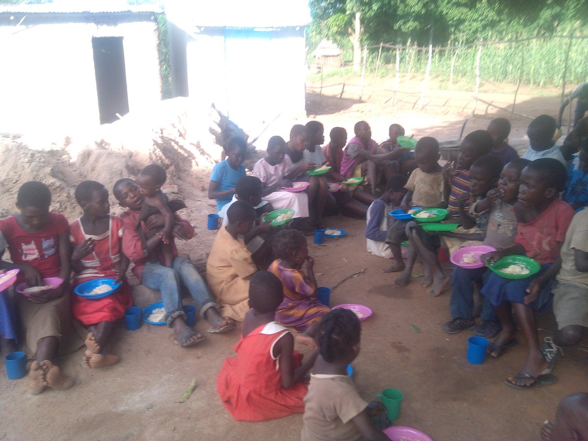 orphansofuganda's tweet photo. In 2009, this was our home and life was too challenging to extent that we lost some of our friends in that challenging lifestyle. But things have come on changing up to when we adopted to Bitcoin.
#lifechanger #Giveback #Bitcoinstories https://t.co/r7lciiJaBN