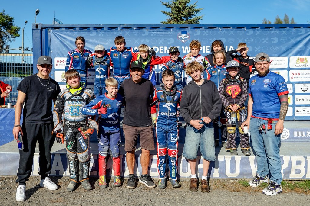Dziś wyjątkowy trening dla naszych adeptów w <a href="/aswybrzeze/">Akademia Sportu Wybrzeże</a> 😊
Zajęcia i wskazówki od <a href="/GregHancock45/">Greg Hancock</a> 🏆🇺🇸, któremu jako opiekunowi kadry USA pomogliśmy zorganizować treningi dla jego podopiecznych w <a href="/gdansk/">Miasto Gdańsk</a> za co bardzo dziękuję <a href="/WybrzezeGdansk/">Wybrzeże Gdańsk</a> 🤝🙌🏻😊🔴⚪️🔵