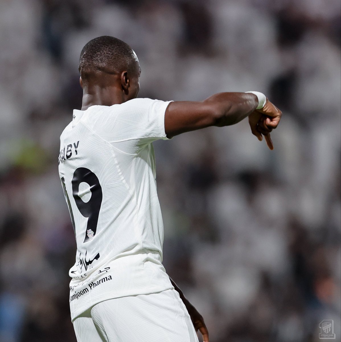 CURVAGOLD's tweet photo. مبروك لبطل الدوري الفوز  💛🖤🏆

وشكر خاص لجمهور الاتحاد في العاصمة حضوركم، دعمكم، وأصواتكم كانت بالفعل علامة فارقة في هذا الموسم. دائمًا تثبتون أنكم الرقم الصعب في المدرجات، ووفاؤكم للفريق لا يُقدّر بثمن 💛🖤 https://t.co/rH2JU55lKq