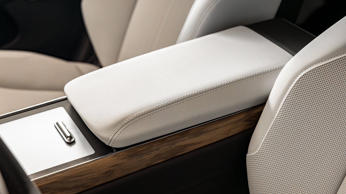 LucidMotors's tweet photo. ☑️ A cabin inspired by the serene beauty of Yosemite ️​
☑️ Controls positioned for easy access and customized experience ​
☑️ Steering designed for uninterrupted control​

Your sanctuary awaits.

Learn more about Lucid Gravity: https://t.co/LsLsjpDHvC https://t.co/HAdJQysW8Z