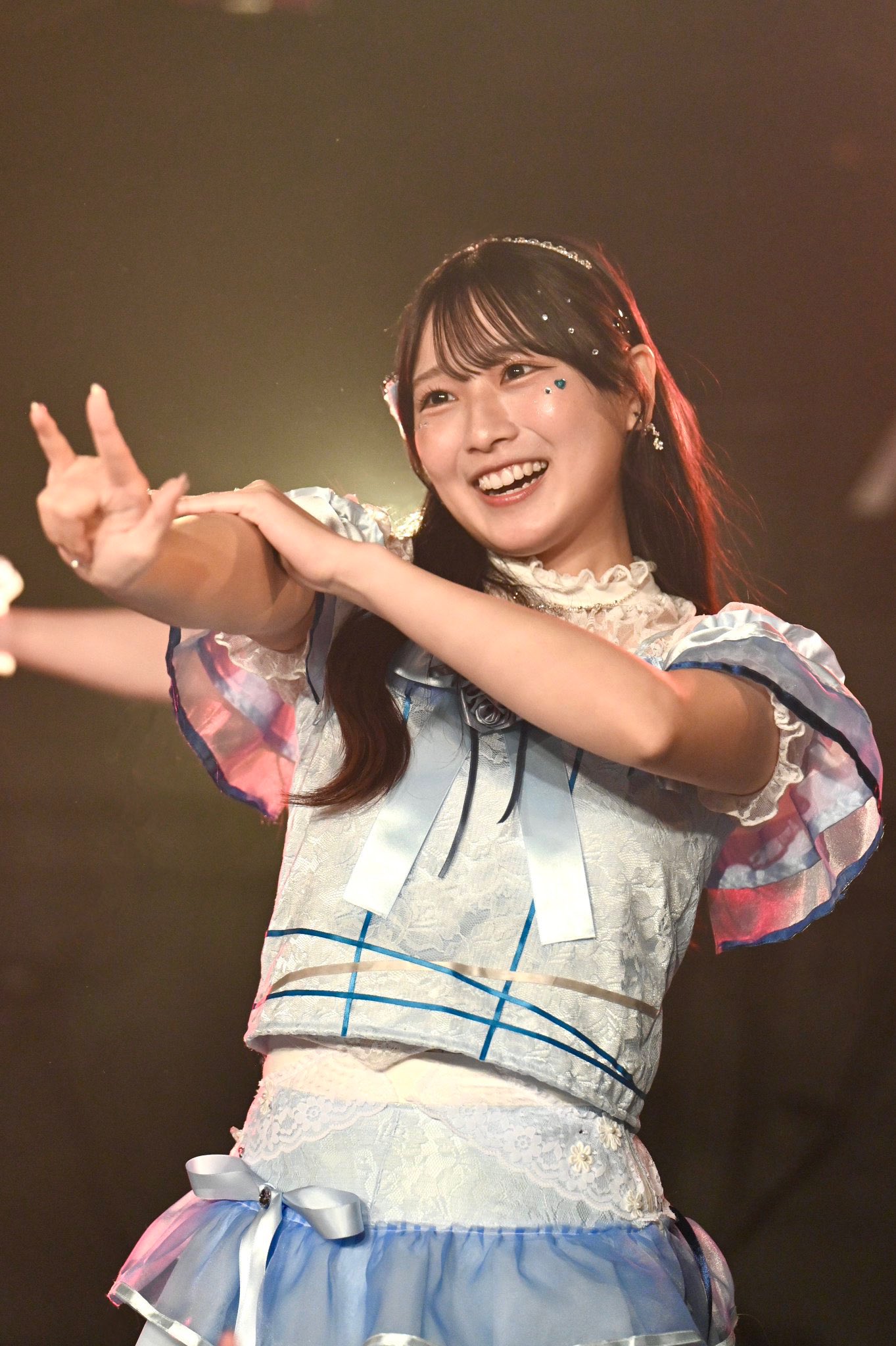 初めての本戦出場です。

この1年間、大会にかける同期や先輩方の姿を見てきました。

必死に練習に打ち込み、様々な思いやプレッシャーを感じながらも堂々とした姿でステージに立つ同期や先輩方。
その姿は本当にかっこよくて、感動や興奮、憧憬の念を抱きながらも、心の片隅で 私はこの中に入っていいのだろうか と不安や恐怖を感じていました。

この夏大会は去年の夏から出場すると決めていたのですが、正直まだ怖くてたまりません。

しかしもうここまできました。

弱音を吐く暇もなくなるほど自分の出来る事をやりつくします。

先輩方が築いて下さった夏目坂を繋いでいけるよう全身全霊をかけて頑張ります。

新体制の夏目坂で、「やっぱり夏目坂は強い」と思っていただけるパフォーマンスを見せます。

よろしくお願い致します。