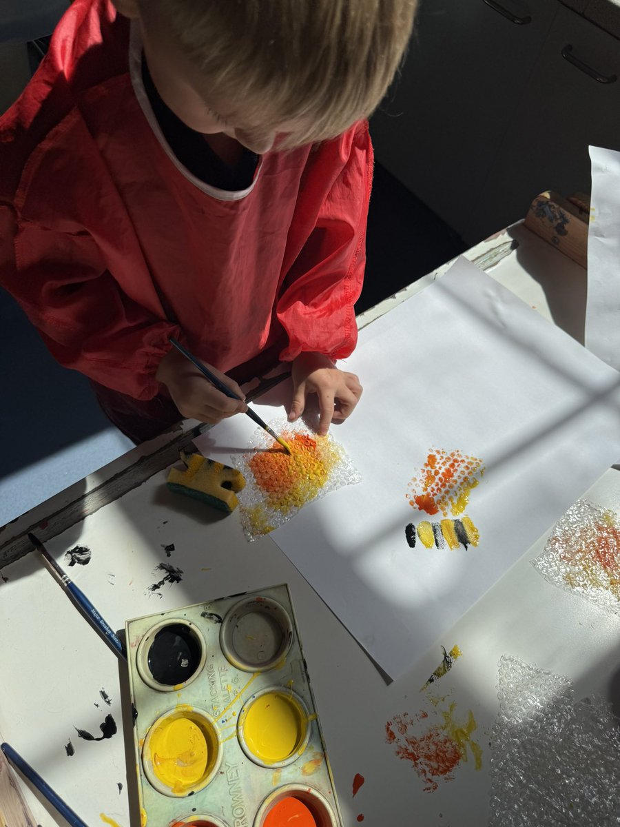 FlushdykeClass1's tweet photo. Wow, look at our artwork! We have used bubble wrap and sponges to print bees in their hive! #WorldBeeDay https://t.co/qmlfukl6lC