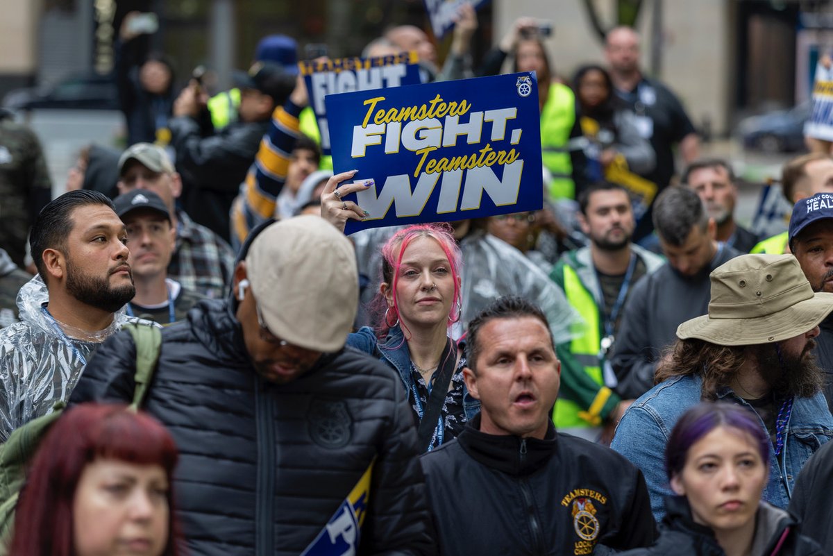 Today, hundreds of Teamsters joined General President Sean M. O’Brien, General Secretary-Treasurer Fred Zuckerman, and Organizing Director Chris Rosell in marching to Cook County State’s Attorney Eileen O’Neill Burke’s office in Chicago to demand that she honor her promise to let