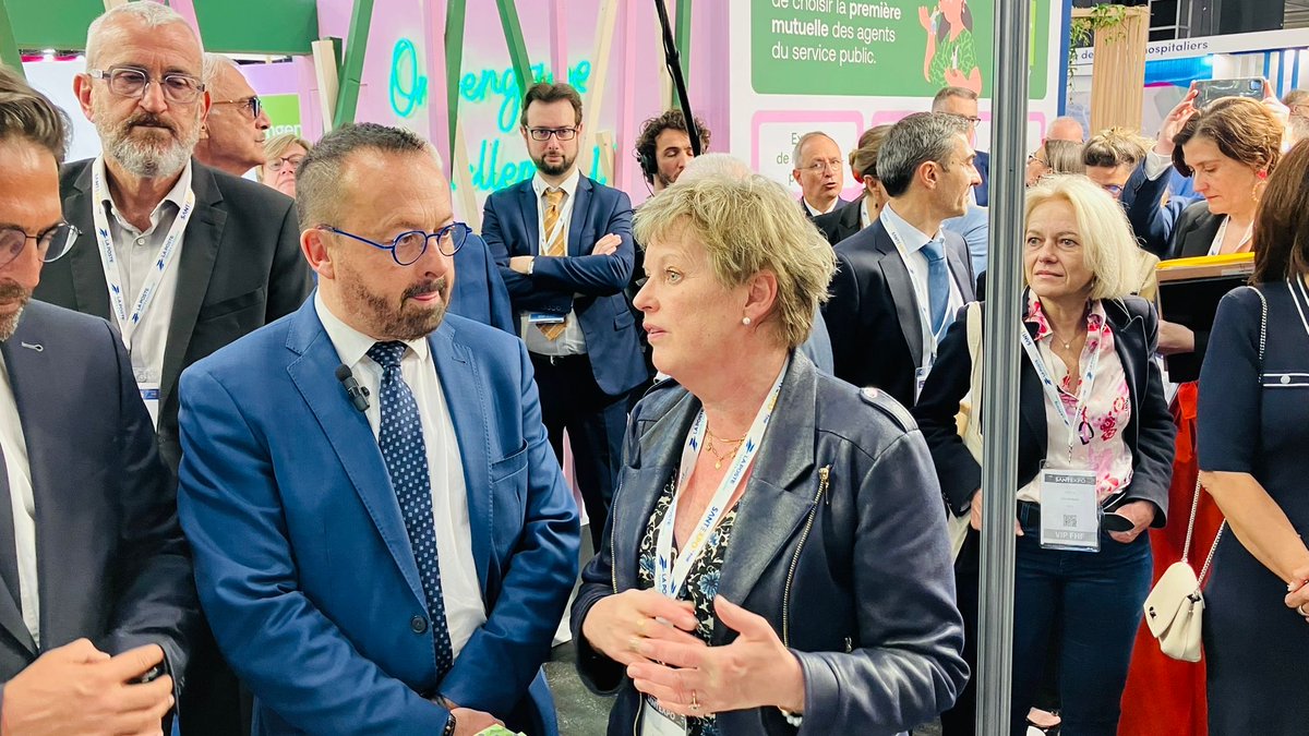 Merci monsieur le ministre ⁦<a href="/yannickneuder/">Dr. Yannick Neuder</a>⁩ de votre passage sur le stand ⁦<a href="/AFDS_Officiel/">AFDS</a>⁩ et de votre échange avec notre présidente Laurence LAIGNEL 
Nous avons rappelé l’attente eleves DS d’une revalorisation de leurs indemnités en formation