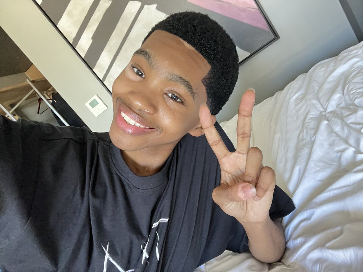 Yandani__'s tweet image. My debut single comes out next week Friday 🍯

Platoon.lnk.to/_Honeydew