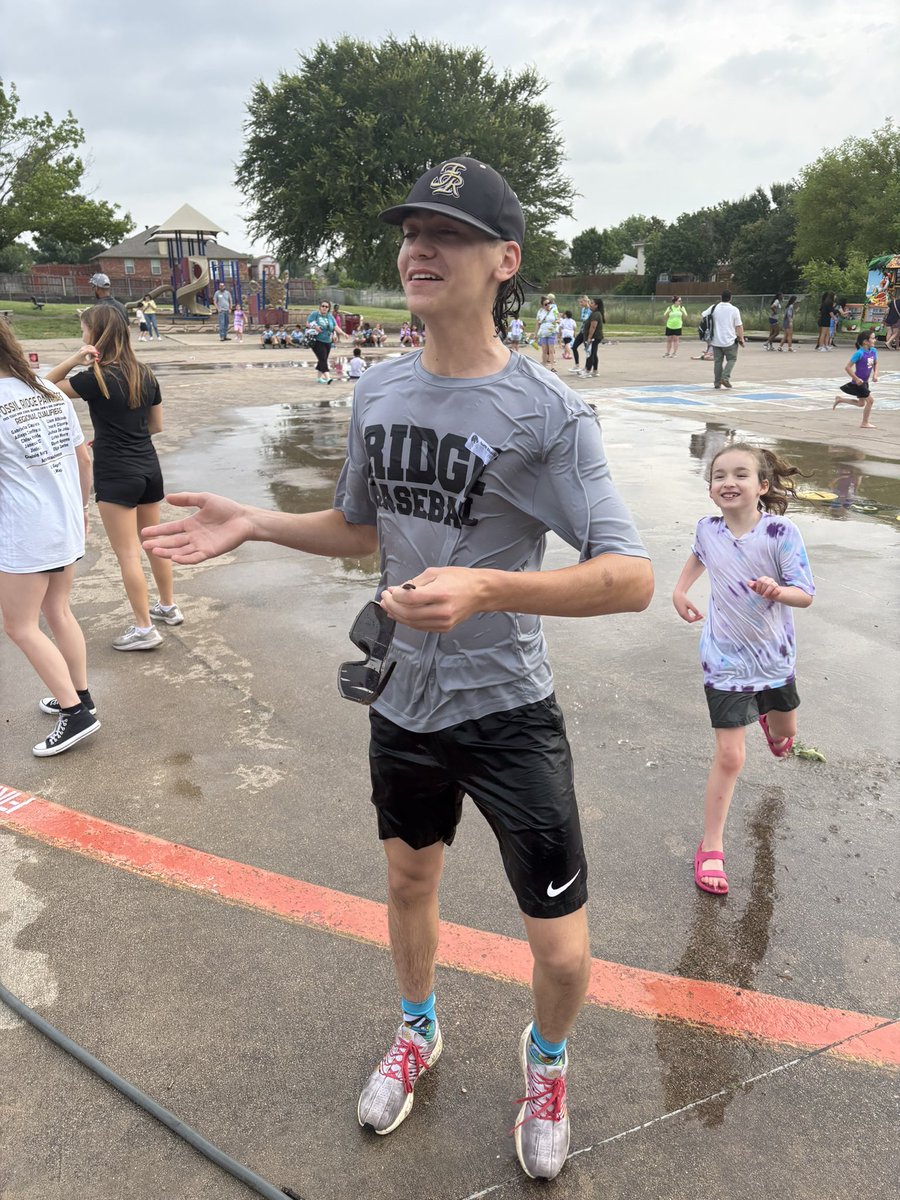 ridgetrack_xc's tweet image. Field Day with our Future Panthers at North Riverside Elementary school!#servingourcommunity🐾🐾@KISDAthletics @ridgepanthers @FRHSTrackField @FHLadyPanthers @FossilRidgeKISD @VRMSGAthletics @VRMS_Athletics @BoysFossil @FRHSBaseball