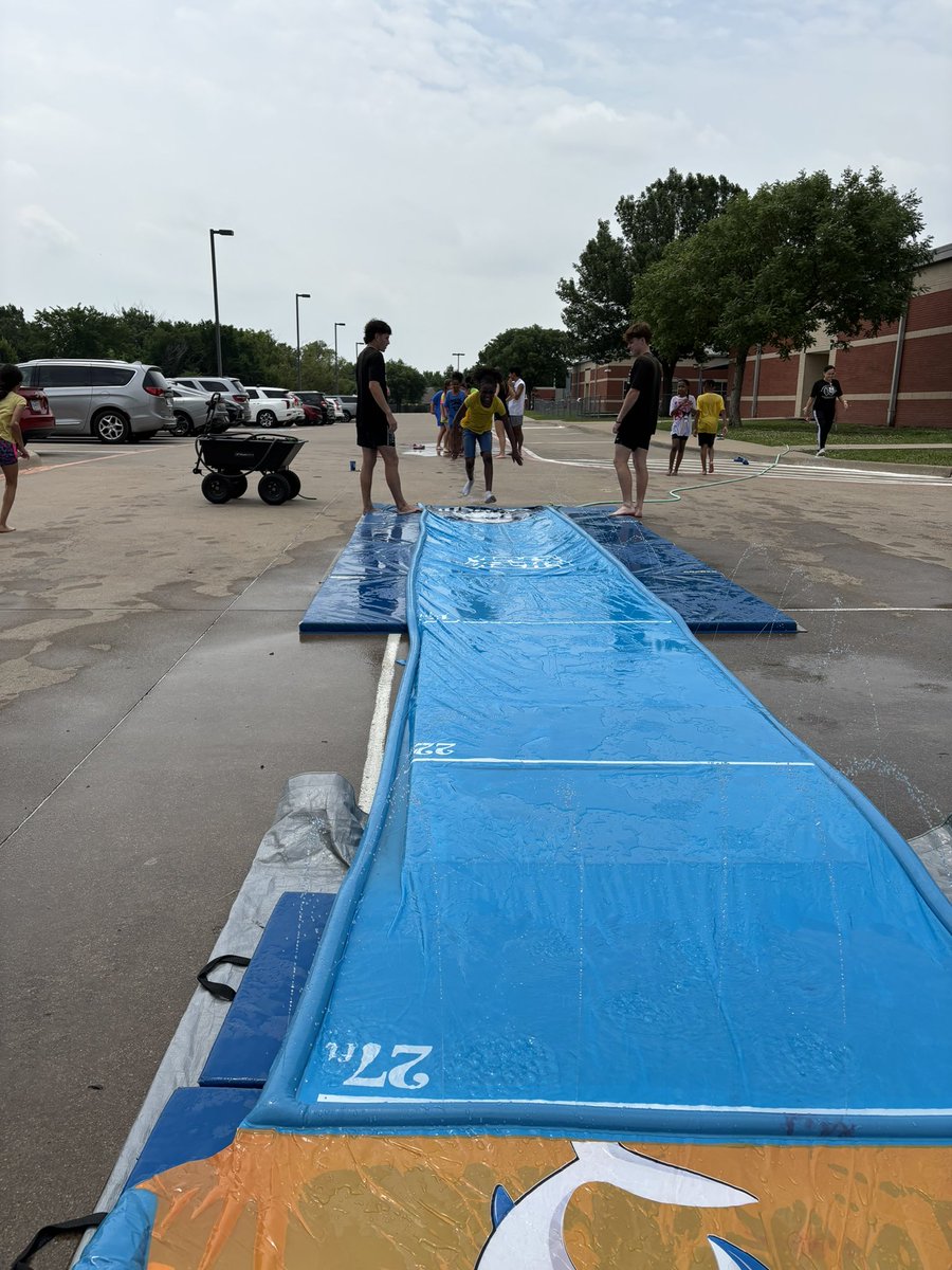 ridgetrack_xc's tweet image. Field Day with our Future Panthers at North Riverside Elementary school!#servingourcommunity🐾🐾@KISDAthletics @ridgepanthers @FRHSTrackField @FHLadyPanthers @FossilRidgeKISD @VRMSGAthletics @VRMS_Athletics @BoysFossil @FRHSBaseball