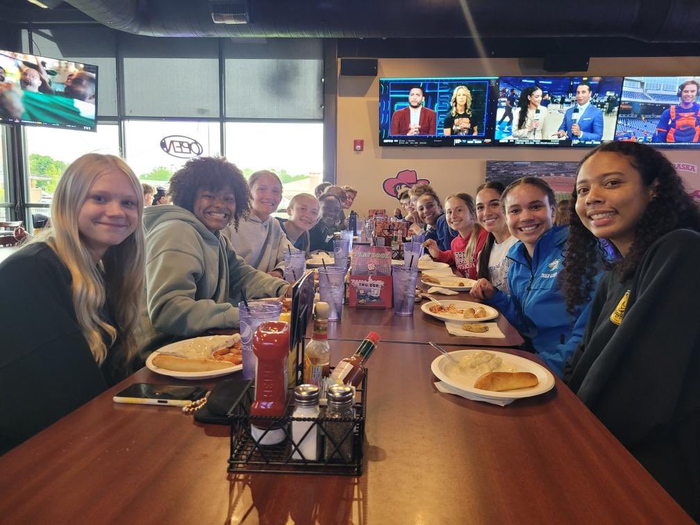 MillardNorthTF's tweet photo. Thank you parents again for having the kids out for a pre-state dinner!!! https://t.co/QDQlxwS2LF
