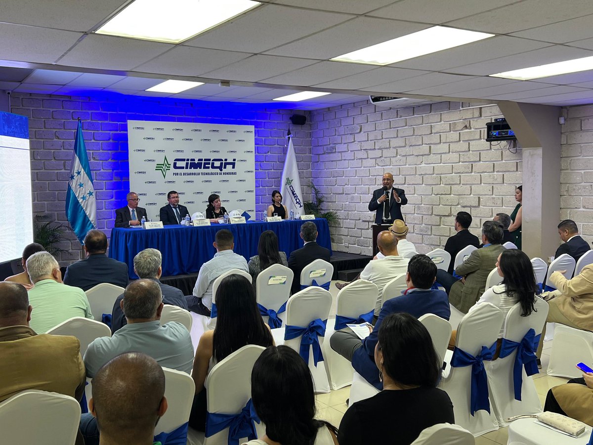 CREE_HONDURAS's tweet photo. Comisionado Presidente de la CREE, Abg Rafael Virgilio Padilla,  Comisionado Vocal Ing. Leonardo Enrique Deras y la Directora de Relaciones Públicas y Comunicación Institucional de la CREE Kelly Olivera, participan en lanzamiento del “VIII Congreso de Ingeniería CIMEQH 2025”, bajo el lema ;Innovación y Sostebilidad :Impulsando la Energía en Honduras.