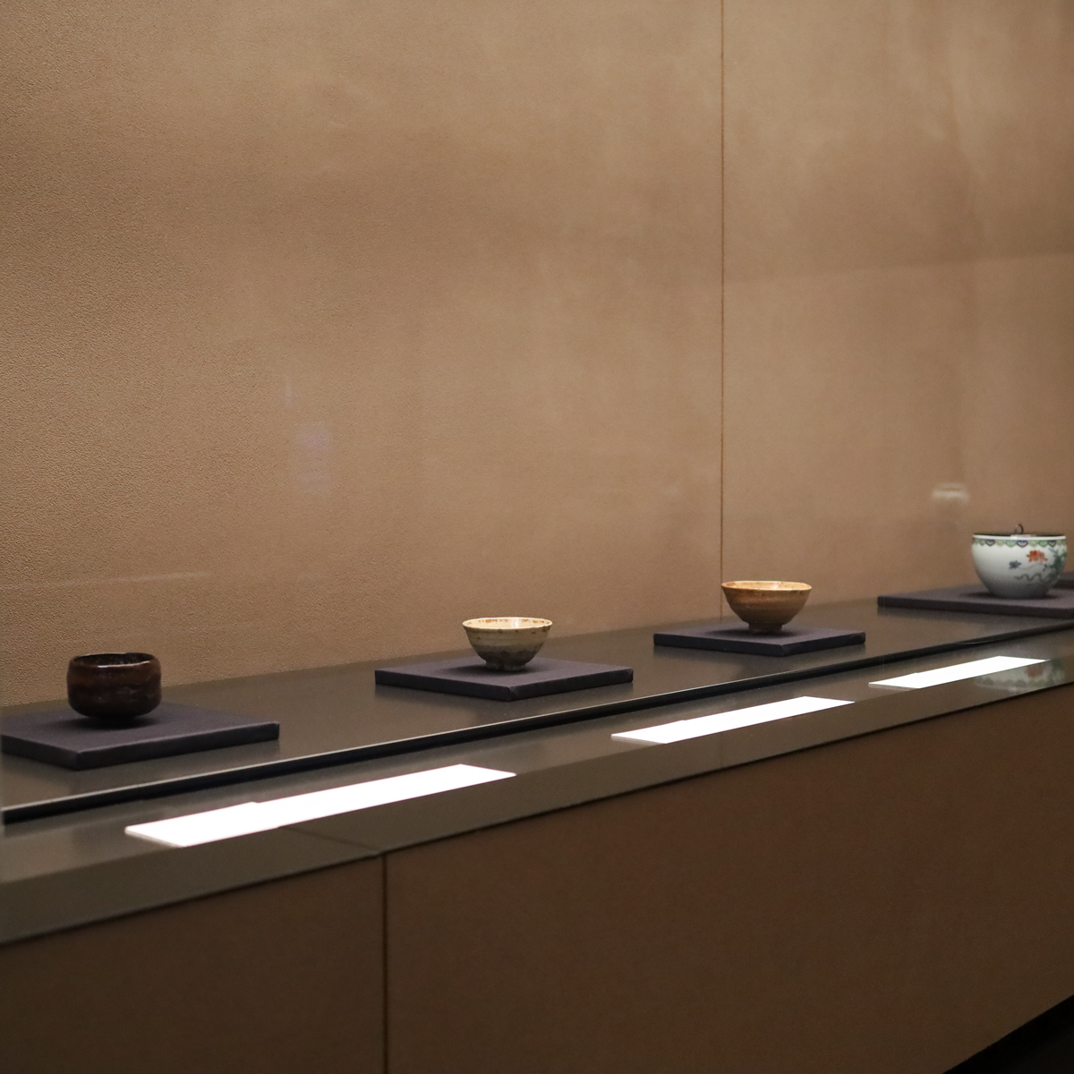 展示替え】白磁胎の高麗茶碗を「堅手」(かたで)といい、本作品のように