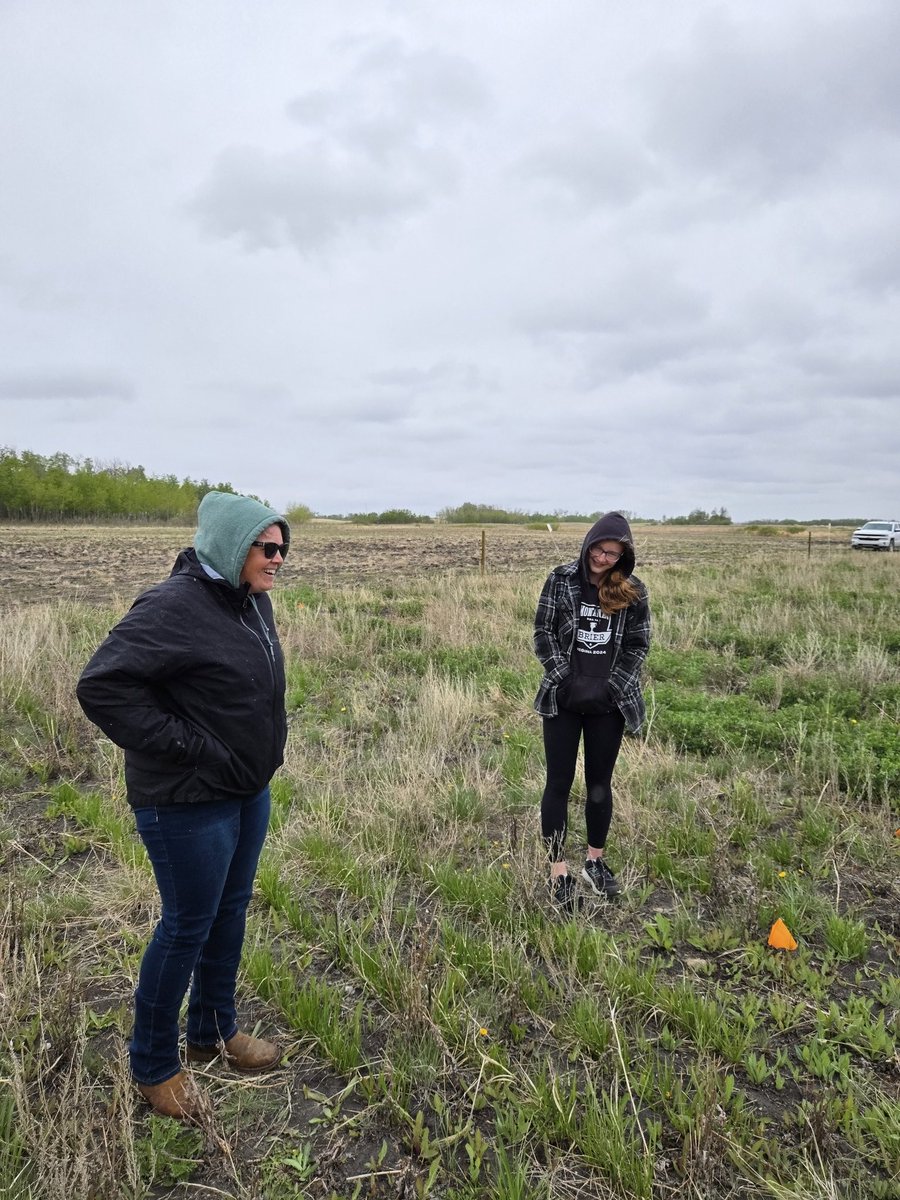 DrBart_Beef's tweet image. Awesome day at #LardnerLab 1. 1. Toured Yorkton salinity plots with Charlotte Ward 
2. Summer students repairing SF6 equipment 
#AppliedBeefForageResearch @agbiousask @RDARAlberta @SKAgriculture