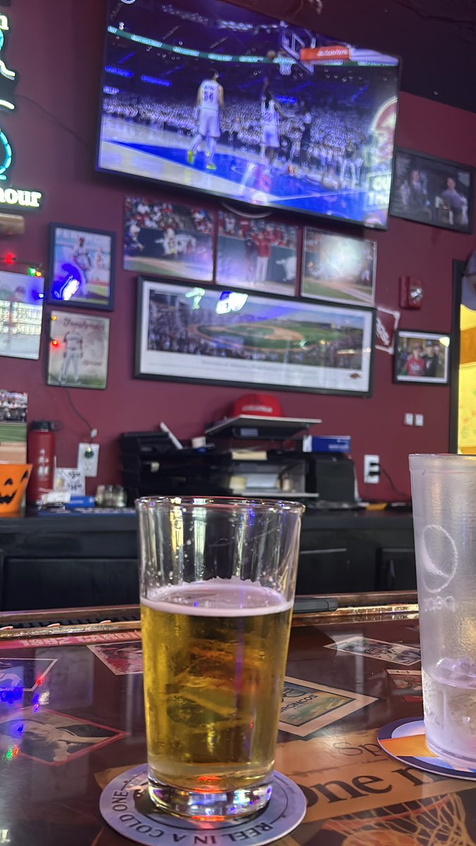 DickBag4Short's tweet photo. You’re single, it’s your day off, so you take yourself on a solo date to gamble and drink. #NoeMurillo https://t.co/CL5IYqNlLa