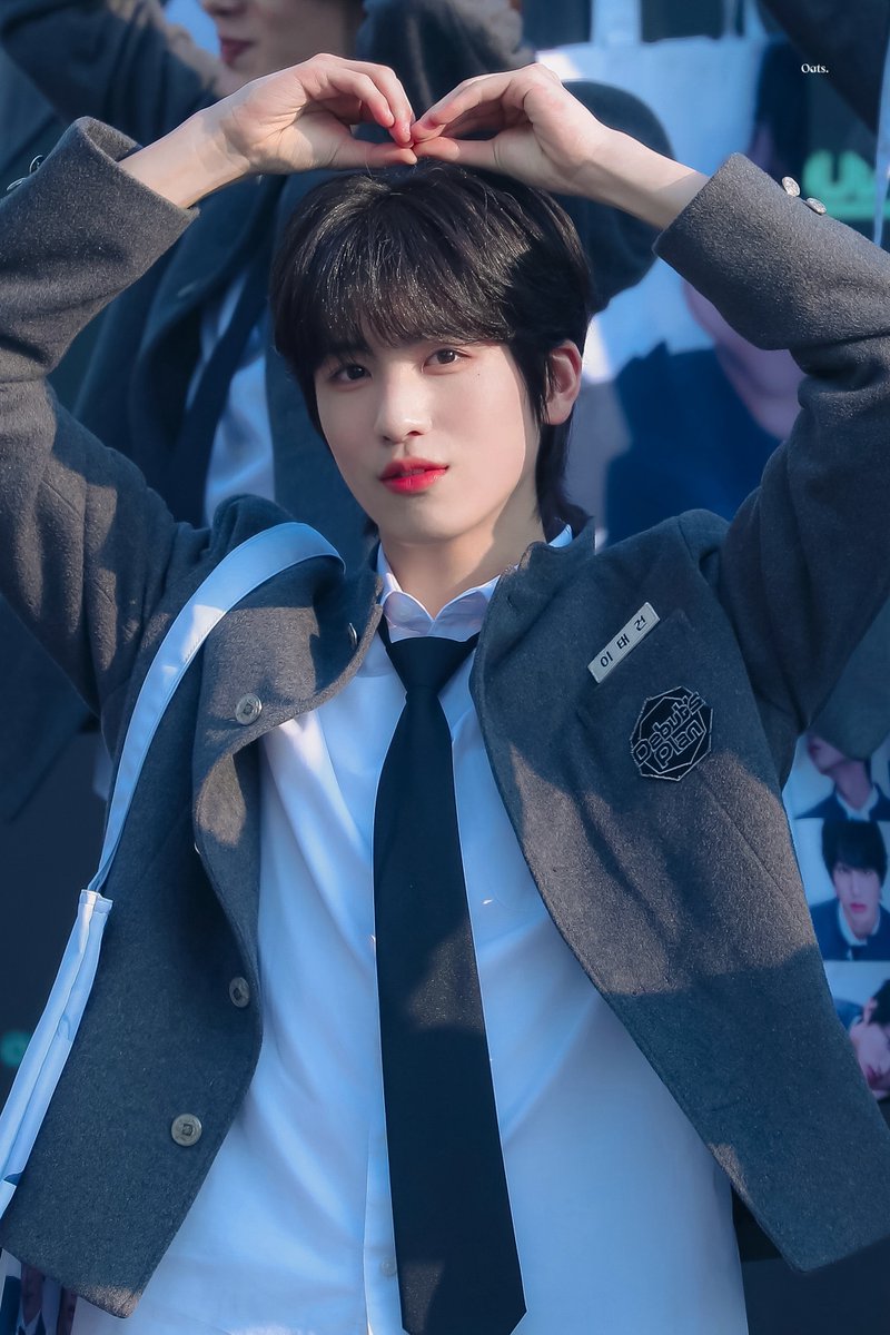 OatS2tg's tweet photo. 250322 뉴키즈데이
태건이의 리본하트 완성 과정ㅋㅋㅋ 아귀여워🎀
#이태건 #LEETAEGEON https://t.co/Ahl9eOj5eP