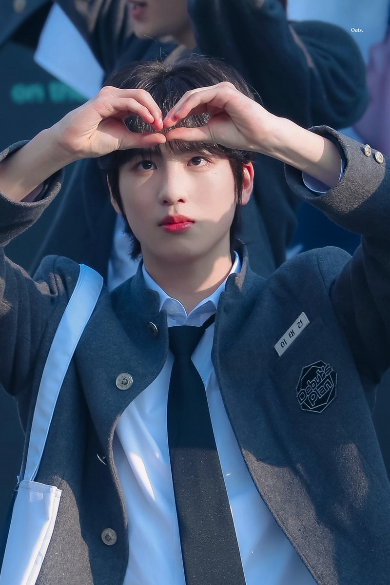 OatS2tg's tweet photo. 250322 뉴키즈데이
태건이의 리본하트 완성 과정ㅋㅋㅋ 아귀여워🎀
#이태건 #LEETAEGEON https://t.co/Ahl9eOj5eP