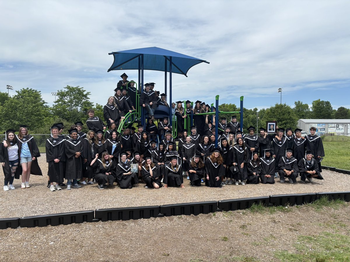 Lead_with_Z's tweet photo. Senior Walk! It was so nice seeing my high school babies!!!! 🐾🩶🖤🤍 #TheWildcatWay #LedfordProud https://t.co/EL9mYqChlk