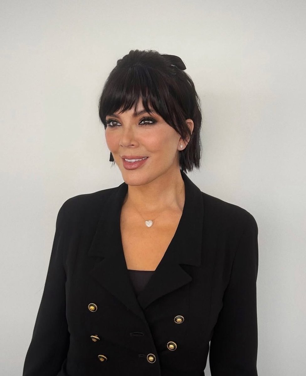 o cirurgião plástico da kris jenner eh babado mesmo, eu tô simplesmente chocada na beleza dessa vovó de 100 netos aos 70 anos