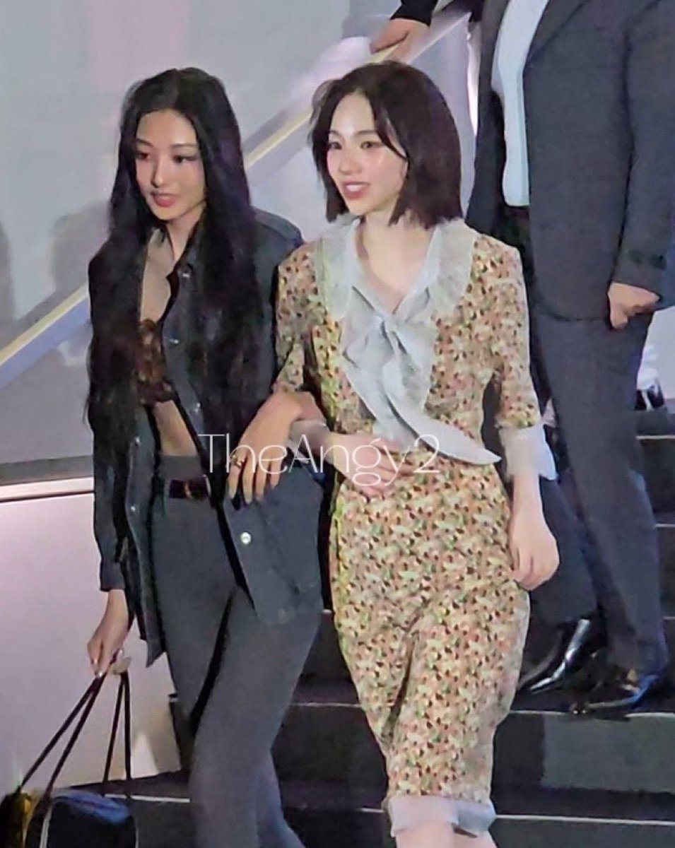 jiminiesneck's tweet photo. Karina being a gentlewoman (gentlerina) because she’s the sweetest girl ever, a thread:

Starting with the way she offers her arm to help female idols down the stairs or whenever they need 🥹 in this case it was gowon from meovv https://t.co/W86DcP0CnB