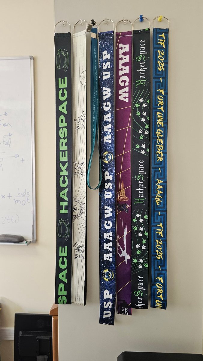 Tem do <a href="/hs_cafezinho/">HS ifusp</a>, da <a href="/cherateria/">CHERATERIA HEPTACAMPEÃ DO TOBA🏆🏆🏆🏆🏆🏆🏆</a>... Tem também da <a href="/AAAGW/">glebs 🏆</a> e um que ganhei dos alunos e alunas do curso de física médica.