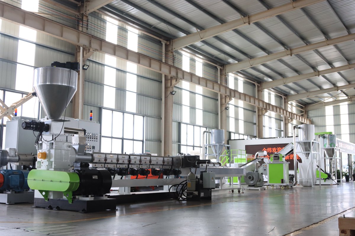 Plastic recycling pelletizing machine