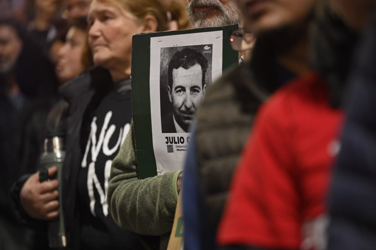 Frente_Amplio's tweet photo. Treinta años.
Memoria que avanza con cada paso.
Como cada 20 de mayo, las calles vuelven a hablar con silencio. 
Por quienes faltan. Por quienes buscan.
¿Dónde están? https://t.co/9yoJWL0vHU