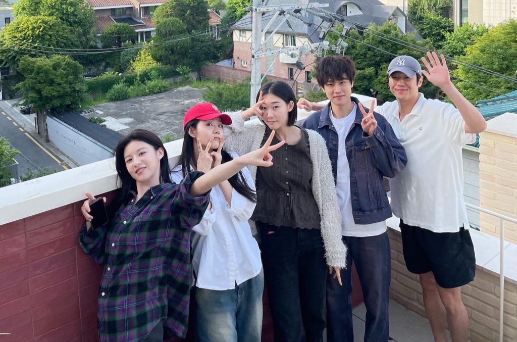 yourecho_'s tweet photo. OBGY+9 off-screen personality told by Shin SiAh✨

“In the group chat, the four of us are really similar to our characters. Youseok oppa talks a lot, Younjung unnie tends to reply in short answers, I send emojis like ‘okay, great’ or ‘a cookie blowing a heart,’ and Yeji only responds thoroughly to exactly what’s asked. Junwon oppa gives quirky, Gu Dowon-like reactions”

#고윤정 #GoYounjung 
#ResidentPlaybook #언젠가는슬기로울전공의생활