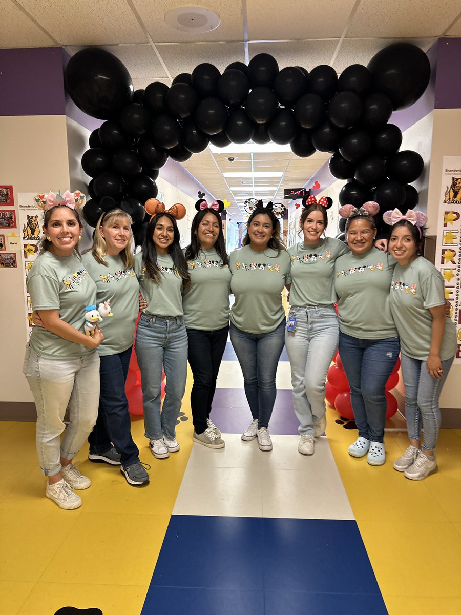 Disney Day with 1st grade today!! ♥️😺