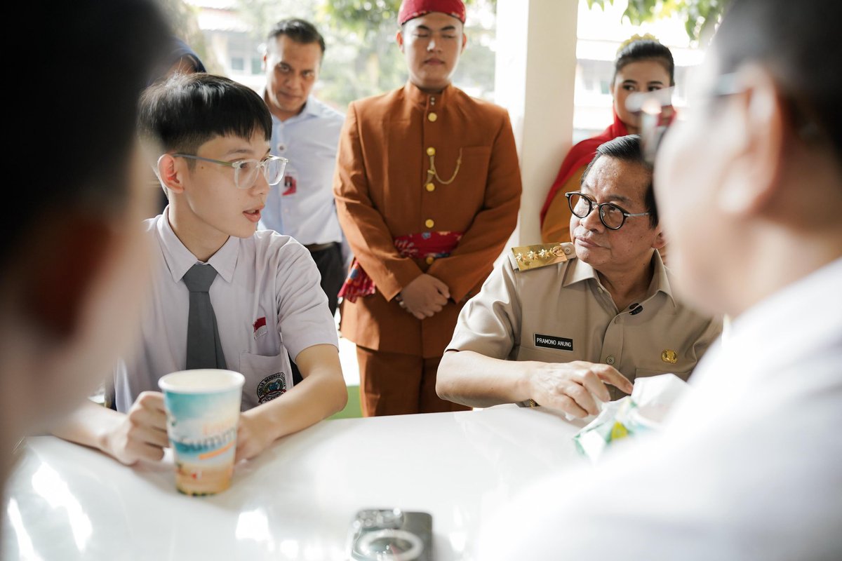 Melalui program Revitalisasi Kantin Sehat, saya ingin memastikan anak-anak di Jakarta mendapatkan makanan yang layak dan bergizi selama di sekolah, sambil tetap memastikan pendapatan petugas kantin terjaga.

Supaya anak-anak kita bisa belajar dengan lebih fokus, aktif, dan penuh