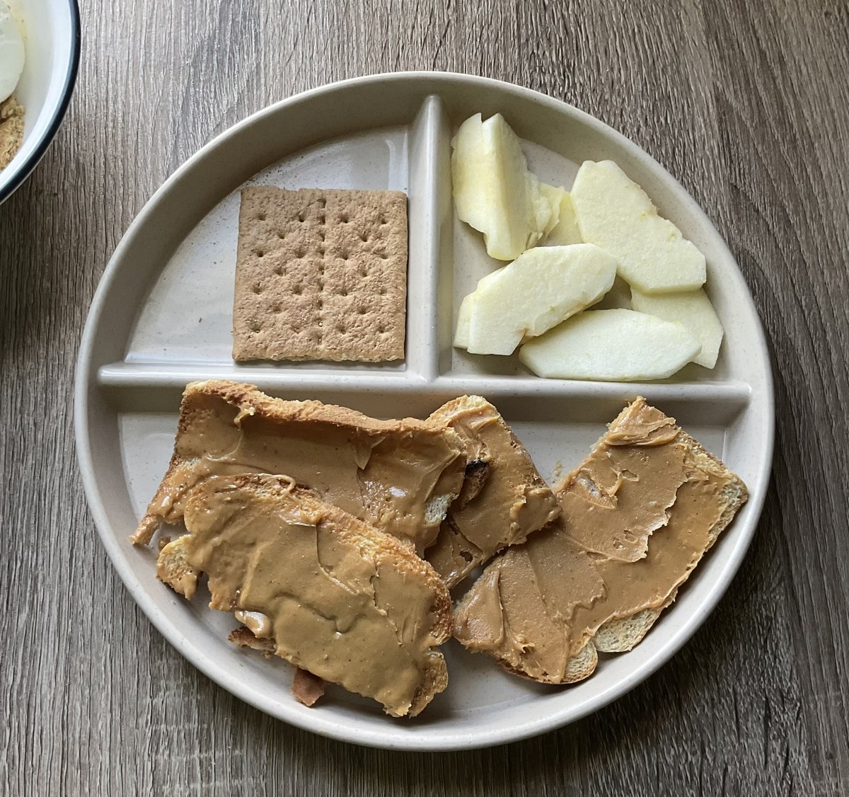raynorexic's tweet photo. breakfast 302 kcal // i faced a fear food this morning and ate a slice of white bread....... was only 10 cals more than my fav bread so it wasnt that bad but it tasted like ass i wont even lie bring back the rye.... https://t.co/xE1MjwHStj