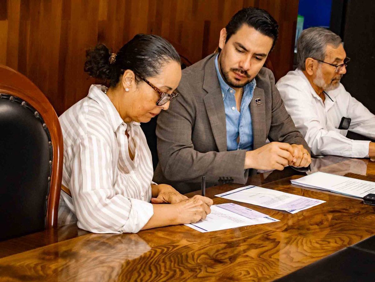 cicej_'s tweet photo. Hoy, con respeto y gratitud, el Colegio de Ingenieros Civiles del Estado de Jalisco entregó el Fondo de Protección a las familias de los colegiados fallecidos, el Ing. Raúl López Ochoa quien fuera nuestro Decano y el Ing. Enrique De La Asunción Villa Meza. https://t.co/EMt3CojAEW